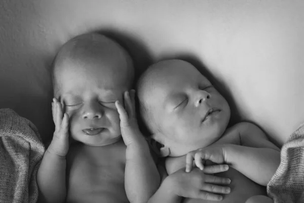 Risultati Della Fecondazione Vitro Gemelli Abbracciano Neonati Dormono Insieme — Foto Stock