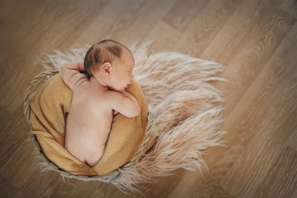 Bebê Recém Nascido Envolto Cobertor Dormindo Uma Cesta Conceito Infância — Fotografia de Stock