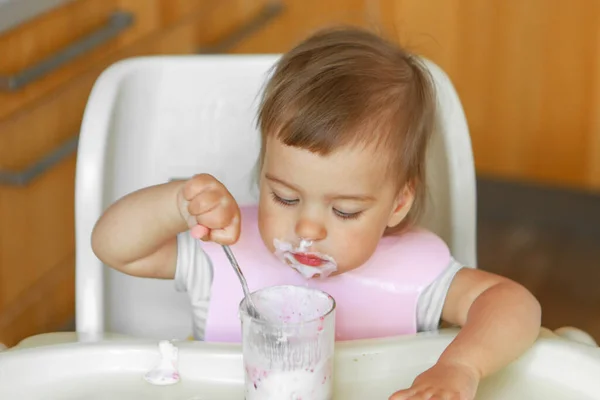 Porträt Eines Kindes Das Babynahrung Mit Dem Löffel Isst Mein — Stockfoto