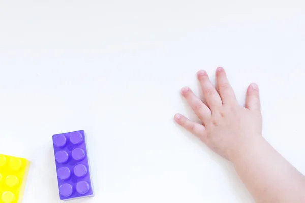 Niño Está Jugando Con Detalles Coloridos Del Constructor Juguetes Mano —  Fotos de Stock