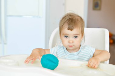 Plastikten kız heykelleri. Bir çocuk kirpi zanaatı yapar. Kürdanlarla iyi motor becerilerin geliştirilmesi