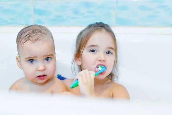 Las Niñas Lavan Los Dientes Baño Retrato Niños Con Cepillo — Foto de Stock
