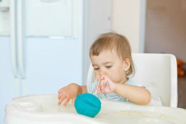 Plastikten kız heykelleri. Bir çocuk kirpi zanaatı yapar. Kürdanlarla iyi motor becerilerin geliştirilmesi