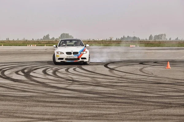 Publicidade Bmw Moscou 2018 Demonstração Modelo Carro Branco Carros Pista — Fotografia de Stock