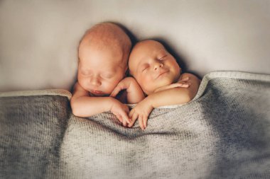 Tüp bebek sonuçları: ikizler kucaklaşıyor. Yeni doğmuş bebekler birlikte uyur.