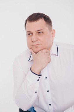 Beyaz arka planda koşup el kol hareketi yapan takım elbiseli bir adam. jestler ve yüz ifadeleri