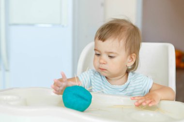 Plastikten kız heykelleri. Bir çocuk kirpi zanaatı yapar. Kürdanlarla iyi motor becerilerin geliştirilmesi