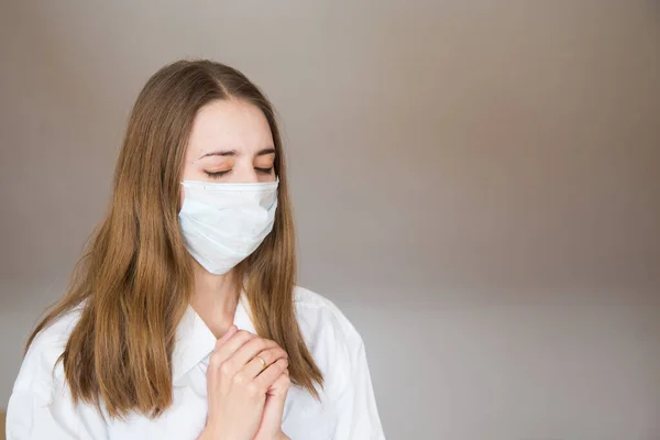 Beyaz Arka Planda Tıbbi Maskeli Bir Kadın Hasta Bir Hastanın — Stok fotoğraf