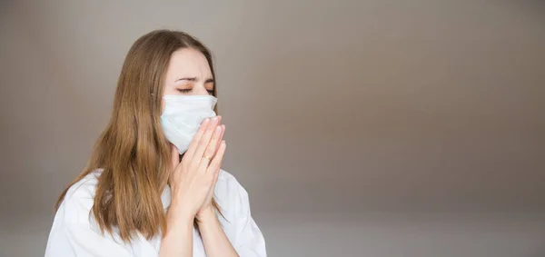 Beyaz Arka Planda Tıbbi Maskeli Bir Kadın Hasta Bir Hastanın — Stok fotoğraf