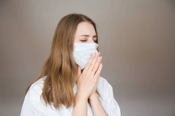 Beyaz Arka Planda Tıbbi Maskeli Bir Kadın Hasta Bir Hastanın — Stok fotoğraf