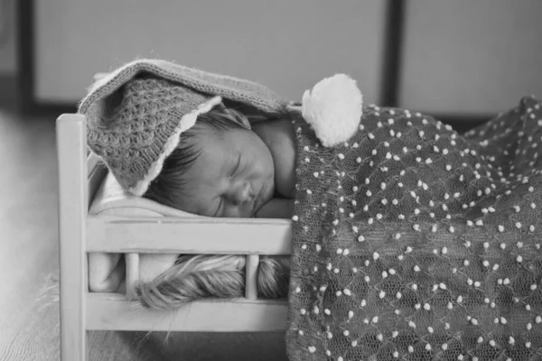 Ребенок Лежит Деревянной Кровати Одеялом Портрет Маленького Ребенка Теплой Шляпе — стоковое фото