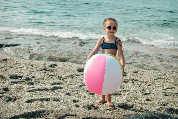 Malé Dítě Slunečních Brýlích Hraje Nafukovací Koulí Písku Dívka Pláži — Stock fotografie