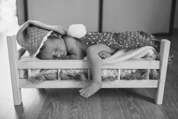 Niño Está Acostado Una Cama Madera Debajo Una Manta Retrato —  Fotos de Stock