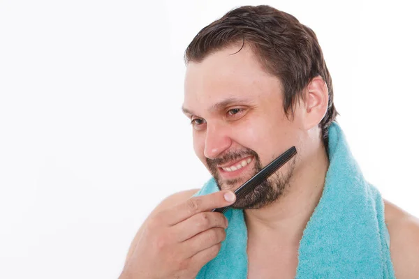 남자가 방석을 있습니다 남자가 수염을 있어요 화장실에서의 수건을 두르고 배경에 — 스톡 사진