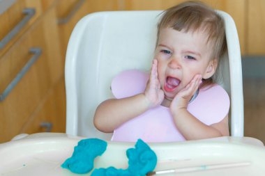 Plastikten kız heykelleri. Bir çocuk kirpi zanaatı yapar. Kürdanlarla iyi motor becerilerin geliştirilmesi