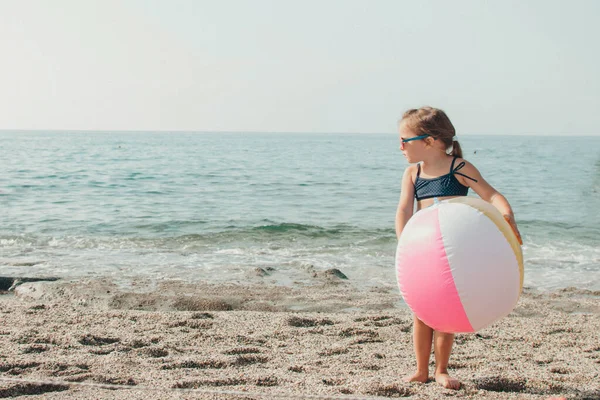 Petit Enfant Lunettes Soleil Joue Avec Une Boule Gonflable Sur — Photo