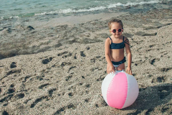 Malé Dítě Slunečních Brýlích Hraje Nafukovací Koulí Písku Dívka Pláži — Stock fotografie