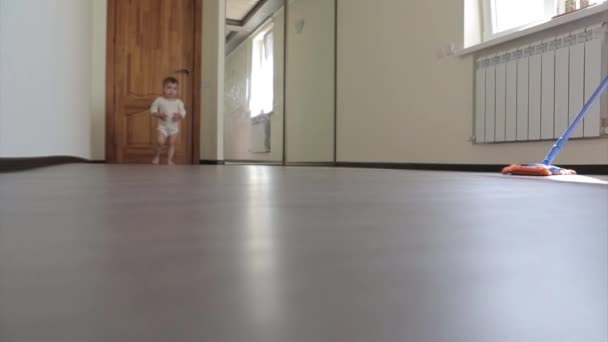 Madre Fregando Suelo Con Una Mop Bailando Mientras Niño Juega — Vídeos de Stock