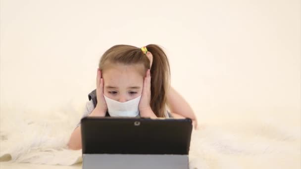 Epidemie Een Kind Met Een Medisch Masker Afstand Leren Een — Stockvideo