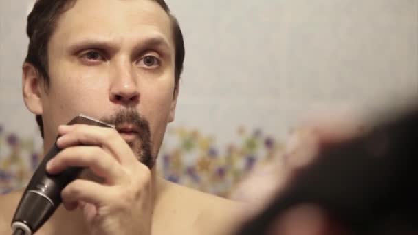 Uomo Rade Barba Pulisce Barba Con Rasoio Elettrico Trattamenti Mattutini — Video Stock