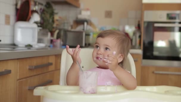 スプーンで赤ちゃんの食べ物を食べる子供の肖像画です 私の顔は食べ物で汚れています — ストック動画