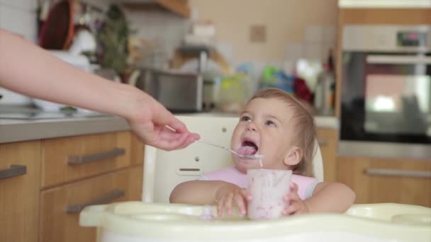 Retrato Uma Criança Que Come Comida Bebê Com Sua Colher — Vídeo de Stock