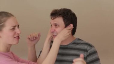 Bir adam ve bir kız kablosuz kulaklık kullanarak müzik dinliyorlar. İnsan ve modern teknolojiler.