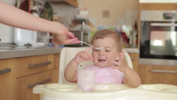 Retrato Uma Criança Que Come Comida Bebê Com Sua Colher — Vídeo de Stock