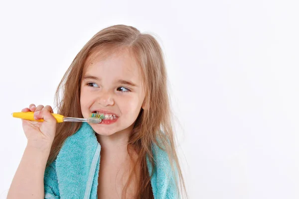 Uma Menina Escova Dentes Num Fundo Branco Retrato Uma Criança — Fotografia de Stock