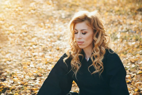 Una Donna Medita Nella Foresta Autunnale Pratiche Spirituali Posture Yoga — Foto Stock