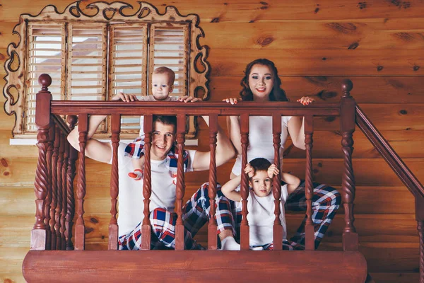 Famille Est Assis Sur Escalier Balcons Passer Temps Isoler Décoration — Photo
