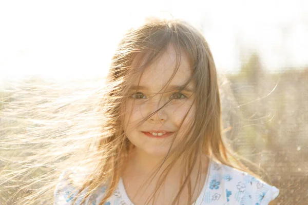 Porträt Eines Mädchens Mit Heruntergelassenen Haaren Das Wind Weht Frisur — Stockfoto