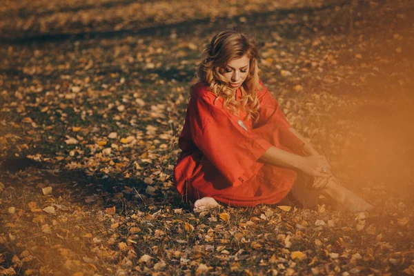 Bella Ragazza Vestito Rosso Nella Foresta Autunnale Passeggiata Nella Natura — Foto Stock