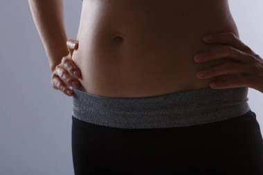 Spor egzersizlerinin sonucu: beyaz arka planda yakın plan bir mide çekimi. Diyetin etkisi