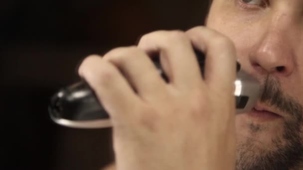Bir Adam Sakalını Tıraş Eder Adam Sakalını Elektrikli Jiletle Temizliyor — Stok video