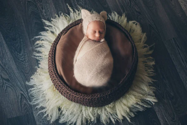 一个新生婴儿在笑 戴着一顶有耳朵的帽子的小孩儿童时尚 — 图库照片
