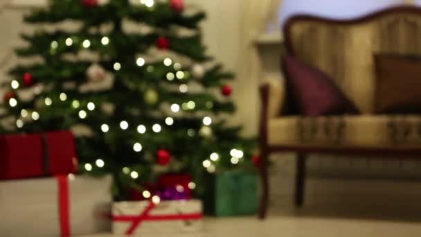 Bokeh Luci Sull Albero Natale Interno Anno Nuovo Regali Sofà — Video Stock