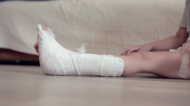Сломана Нога Крупный План Гипса Ногах Упражнения Восстановления Укрепления Мышц — стоковое видео