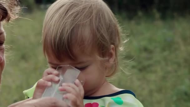 Portrét Dítěte Které Pije Jogurt Sklenice Rozmazaný Obličej Jídlem — Stock video