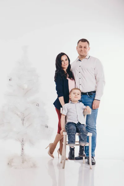 Noel Ağacında Bir Aile Kadın Çocuk Beyaz Bir Arka Planda — Stok fotoğraf