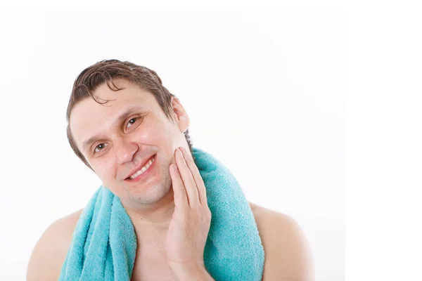 顔に髭を生やした男がいる 男は顔を撫でる バスルームでの朝の治療 コピースペース — ストック写真
