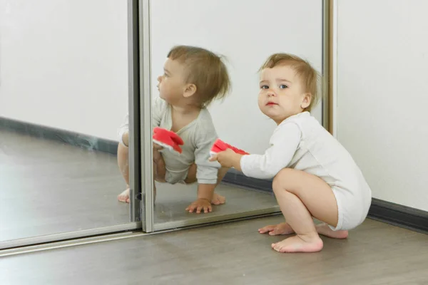 Ein Kleines Kind Putzt Das Haus Das Mädchen Wäscht Den — Stockfoto