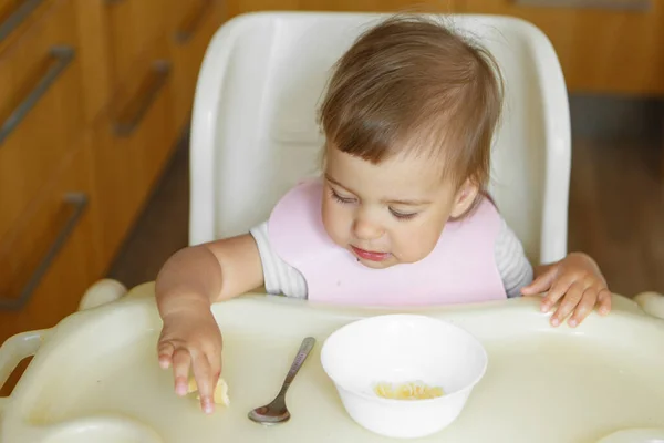 Retrato Uma Criança Que Come Comida Bebê Com Sua Colher — Fotografia de Stock