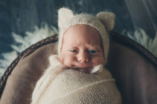 Bebê Recém Nascido Está Sorrindo Uma Criança Pequena Chapéu Com — Fotografia de Stock