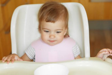 Yüzüne yemek bulaşmış bir çocuğun portresi.