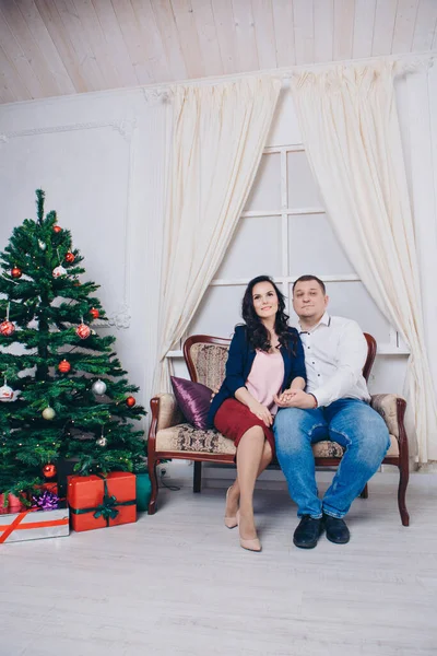 Família Com Presente Árvore Natal Mulher Homem Criança Está Sentada — Fotografia de Stock