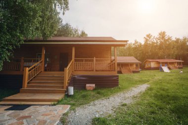 Bir huş ağacının içindeki yazlık ahşap ev. Ormanda kamp yapmak. Gezginler için turistik alan. Çevre dostu inşaat