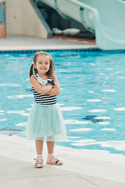 Une Petite Fille Marche Près Piscine Vacances Dans Les Pays — Photo