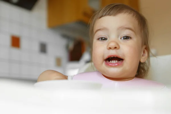 食べ物で顔を汚した子供の肖像画です — ストック写真