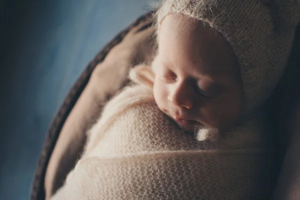 Malé Dítě Košíku Spí Teplém Pleteném Klobouku Bambulí — Stock fotografie
